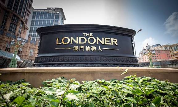 The Londoner Macao entrance sign with English and Chinese lettering
